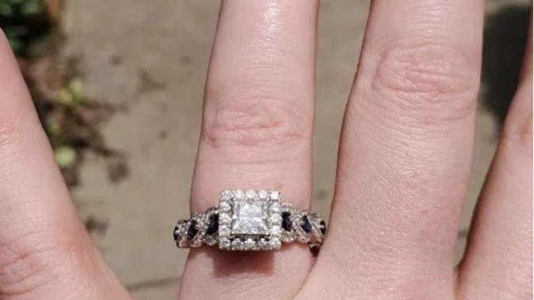 Pohvalila se zaručničkim prstenom, svi je napali zbog nokta: "Izgleda trulo"